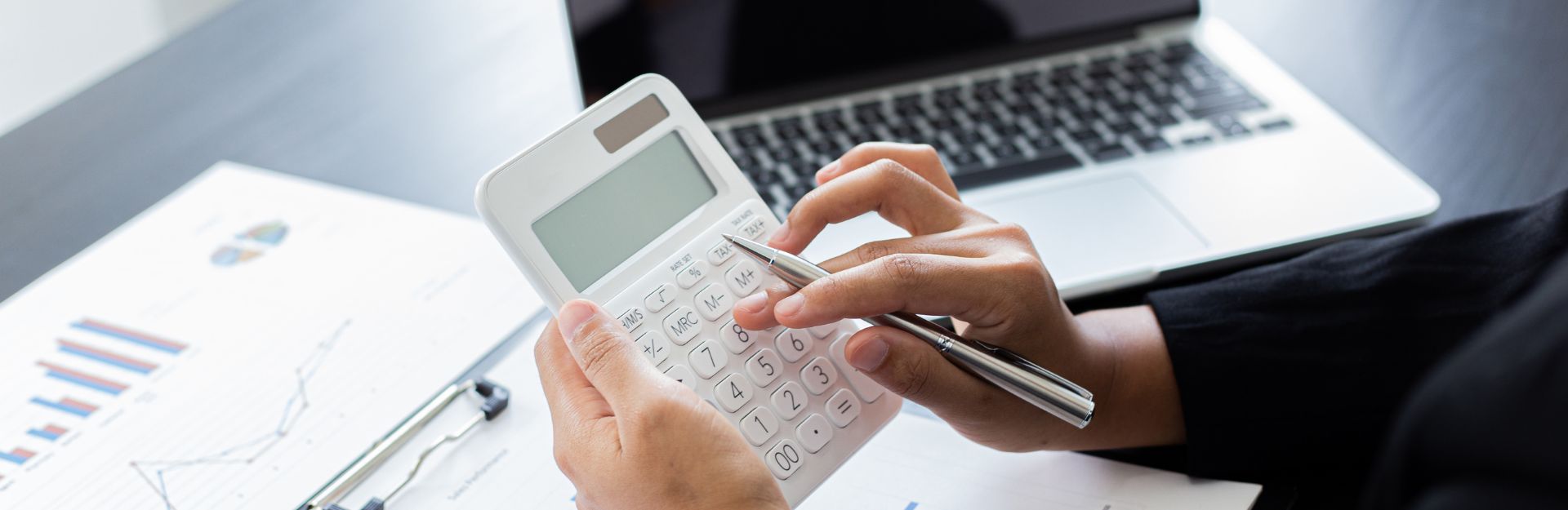 tax banner El cómputo del plazo de antelación incluye el día en que se remite la convocatoria, pero no el día en que se celebra la junta.