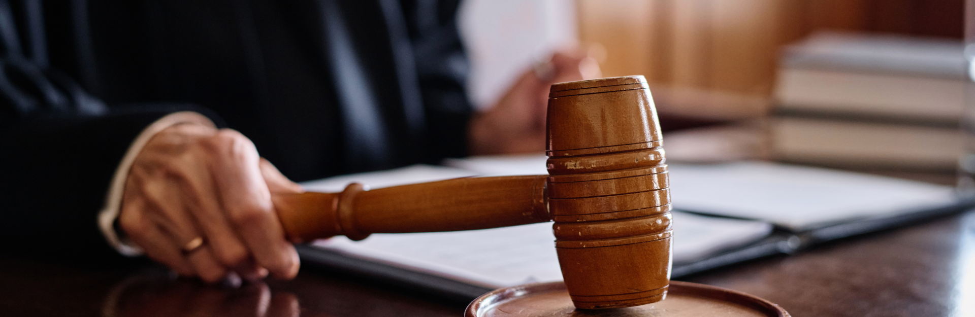 El cómputo del plazo de antelación incluye el día en que se remite la convocatoria, pero no el día en que se celebra la junta.