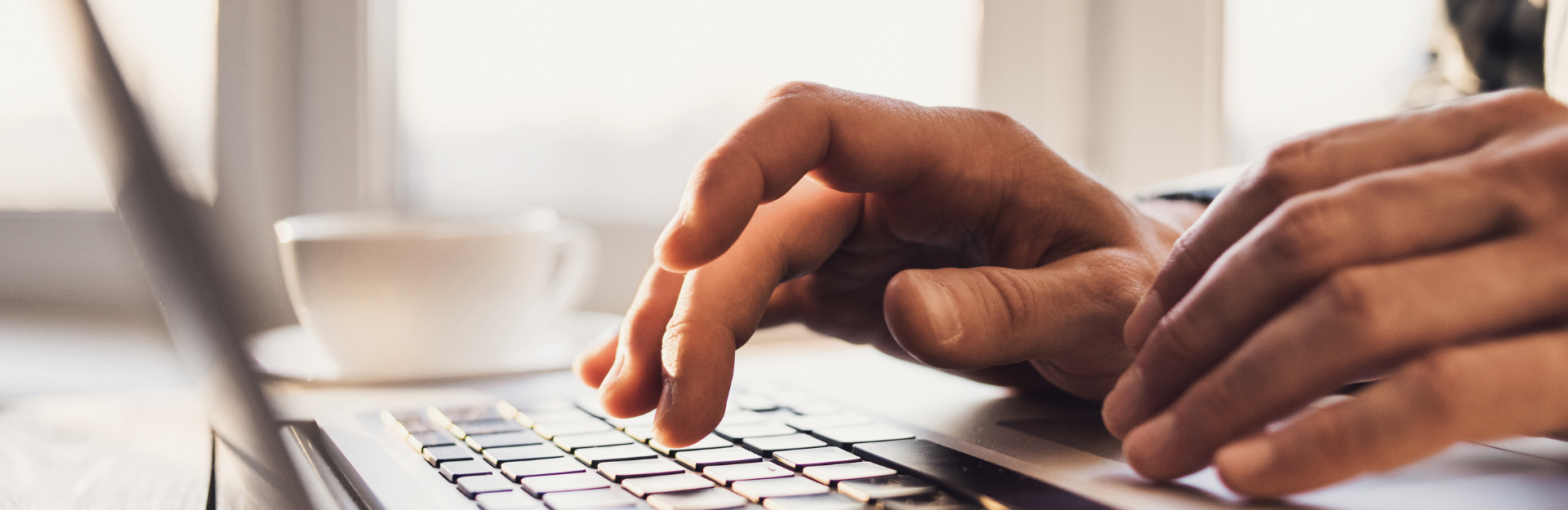 El cómputo del plazo de antelación incluye el día en que se remite la convocatoria, pero no el día en que se celebra la junta.