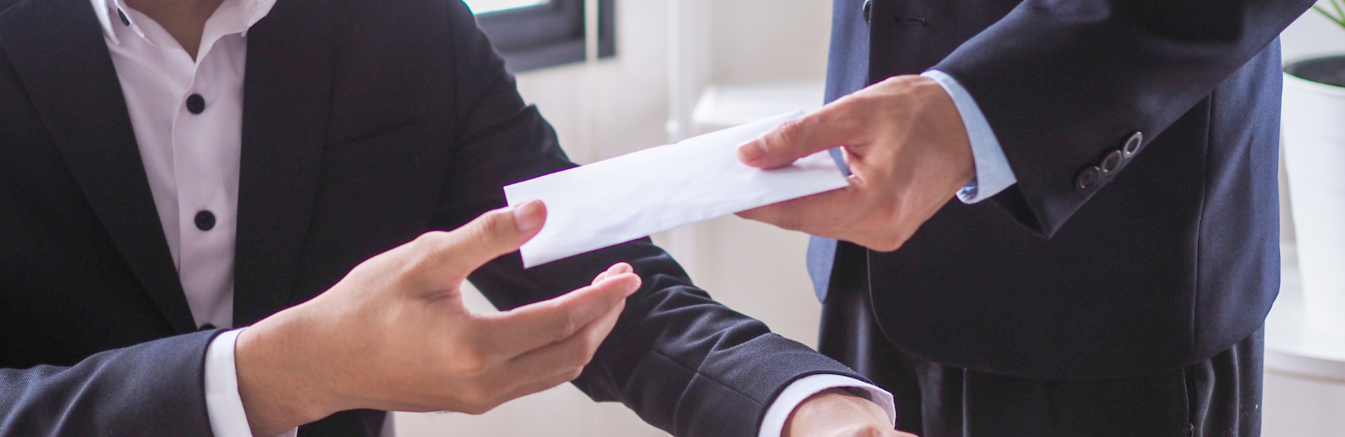 El cómputo del plazo de antelación incluye el día en que se remite la convocatoria, pero no el día en que se celebra la junta.