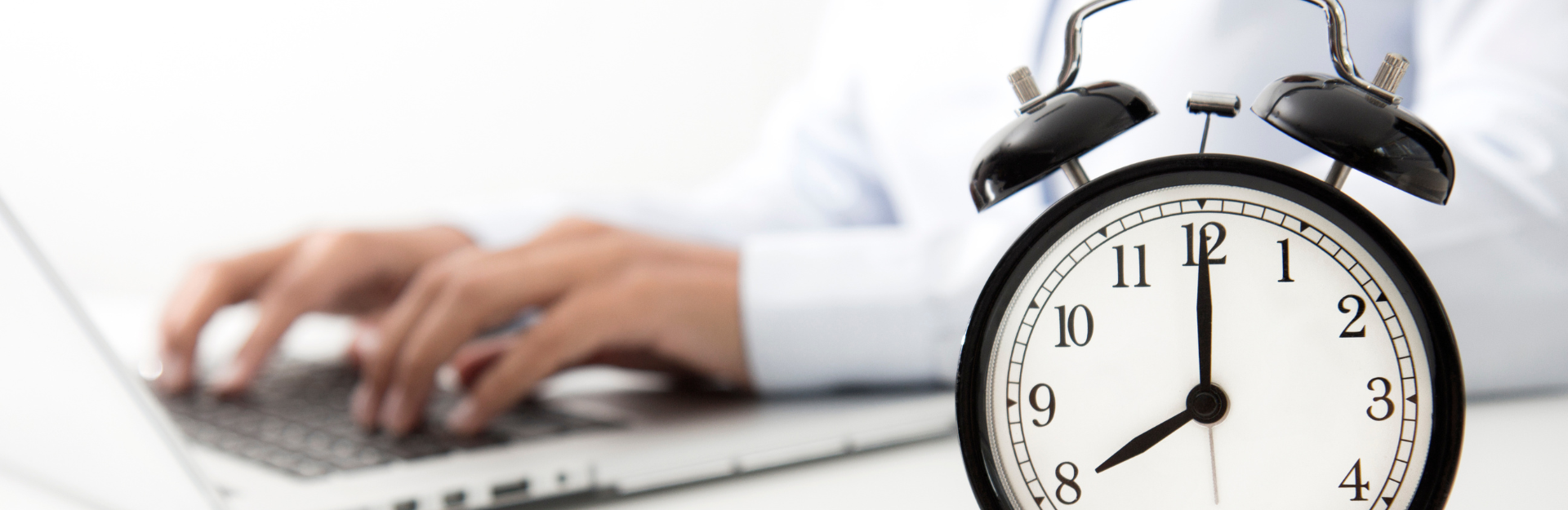 El cómputo del plazo de antelación incluye el día en que se remite la convocatoria, pero no el día en que se celebra la junta.