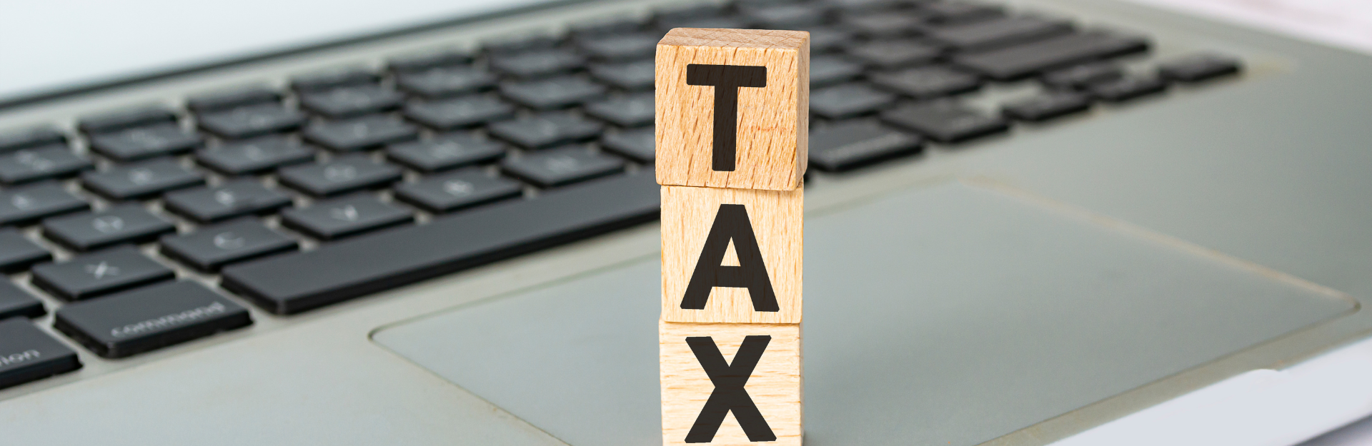 El cómputo del plazo de antelación incluye el día en que se remite la convocatoria, pero no el día en que se celebra la junta.