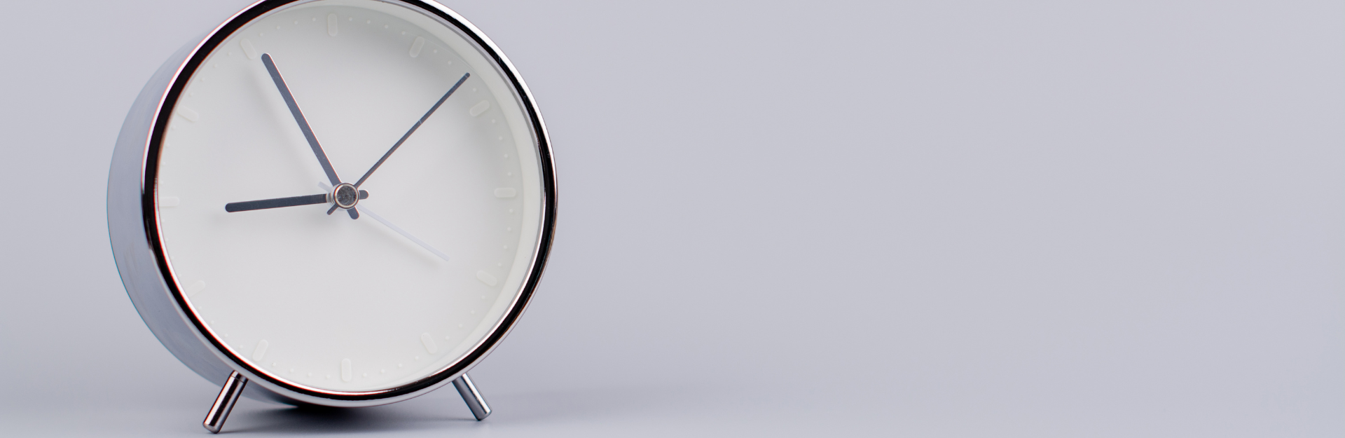 El cómputo del plazo de antelación incluye el día en que se remite la convocatoria, pero no el día en que se celebra la junta.