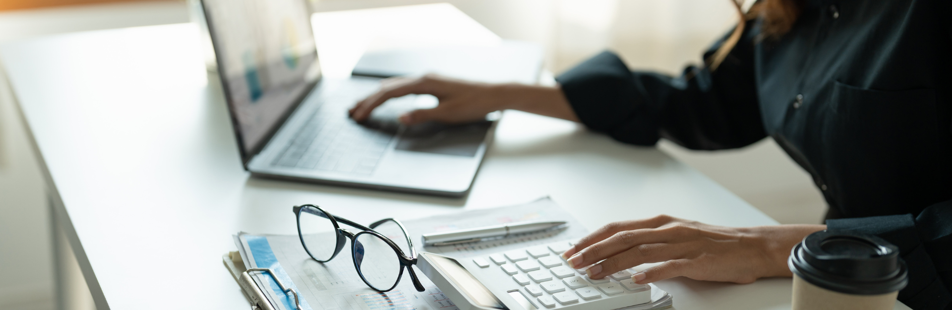 El cómputo del plazo de antelación incluye el día en que se remite la convocatoria, pero no el día en que se celebra la junta.