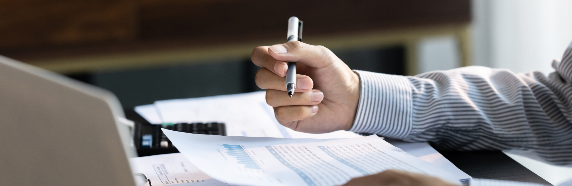 El cómputo del plazo de antelación incluye el día en que se remite la convocatoria, pero no el día en que se celebra la junta.