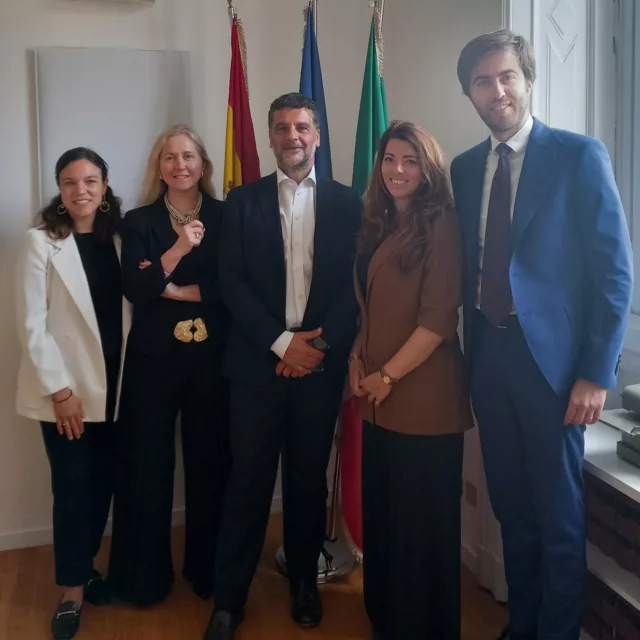 ESCURA, conjuntamente con la Cámara de Comercio Española en Italia, ha organizado una sesión informativa sobre movilidad internacional de trabajadores, en concreto sobre desplazamientos transnacionales en Italia y España.

En la jornada ha participado Eugenia Ravagnan Venezee, abogada of counsel de Escura.

En la jornada se abordó el tema de la movilidad internacional entre Italia y España, con especial atención al desplazamiento de trabajadores en el contexto de la prestación transnacional de servicios. Se destacó cómo muchas empresas que envían trabajadores al extranjero —ya sean directivos, empleados o trabajadores operativos— no siempre conocen las obligaciones legales que deben cumplir. Entre estas se encuentran la notificación del desplazamiento a las autoridades competentes, el nombramiento de un representante en el país de destino y el respeto de las condiciones laborales establecidas por la legislación local.

El análisis comparativo entre las normativas italiana y española ofreció perspectivas útiles y concretas, resaltando tanto las diferencias como las posibilidades de colaboración entre ambos sistemas jurídicos. Se subrayó, en definitiva, la importancia del diálogo y la cooperación entre profesionales italianos y españoles para apoyar eficazmente a las empresas en sus procesos de movilidad internacional.
