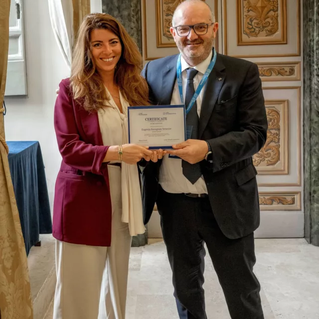 El pasado 21 de mayo, Confprofessioni y Apri International organizaron en Roma el Annual International Meeting (AIM), donde participaron destacados representantes institucionales, economistas, entidades públicas y asesores internacionales. El tema del encuentro fue la “Globalización, innovación y apertura a nuevos mercados”, y se abordaron los principales procesos y herramientas relacionados con la internacionalización de las profesiones liberales.

Durante la mañana se entregaron los certificados de reconocimiento profesional y expertise a los Senior Advisor, entre ellos a Eugenia Ravagnan Venezze, abogada of counsel del Italian Desk de Escura.

El Italian Desk de Escura desempeña un papel clave en la asistencia y asesoramiento legal a empresas italianas en España, facilitando su establecimiento y apoyándolas en la gestión legal, fiscal y laboral de su negocio.