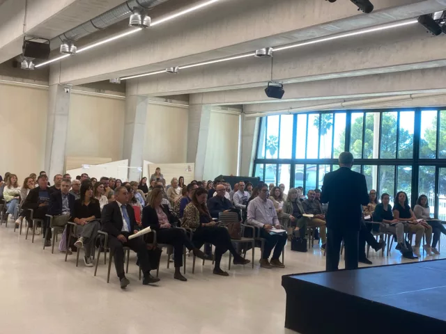 📅 Hoy 28 de octubre se ha celebrado la jornada junto a la FEGP en el Espacio Tabaris de Coma-ruga.

Más de 85 profesionales asistieron para conocer de primera mano los cambios que traerá la facturación electrónica y el sistema Verifactu 💻

💬 Una sesión práctica dirigida a empresas, autónomos y profesionales que quieren anticiparse a las nuevas obligaciones fiscales.

Josep Linares, director de Escura Tarragona ha dado la bienvenida a los asistentes.

Fernando Escura, abogado fiscalista de Escura ha analizado los aspectos fiscales y legales, las diferencias entre la factura electrónica y el sistema Verifactu, así como las cuestiones prácticas para su implantación.

Manel Sánchez, economista de Escura ha moderado la ronda de preguntas donde se ha podido resolver las inquietudes de los asistentes.

#FacturaciónElectrónica #Verifactu #JornadaEscura #FEGP #Fiscalidad #Empresas #Autónomos #Escura #ComaRuga #EventosEscura